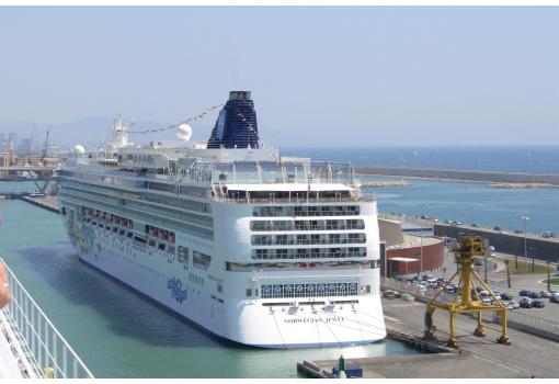 El Norwegian Jewel atracado en el puerto de Barcelona